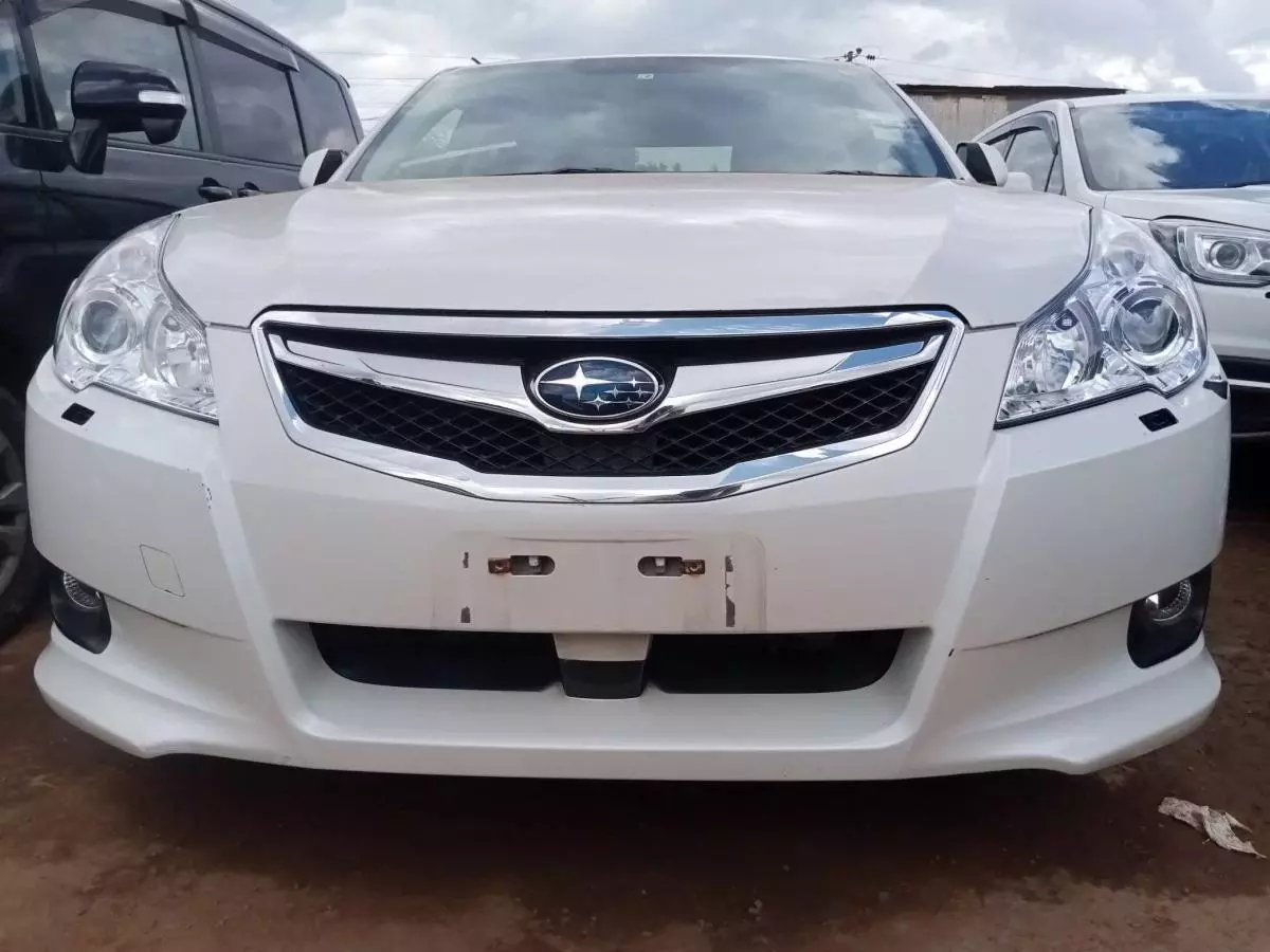 Subaru Legacy   - 2010