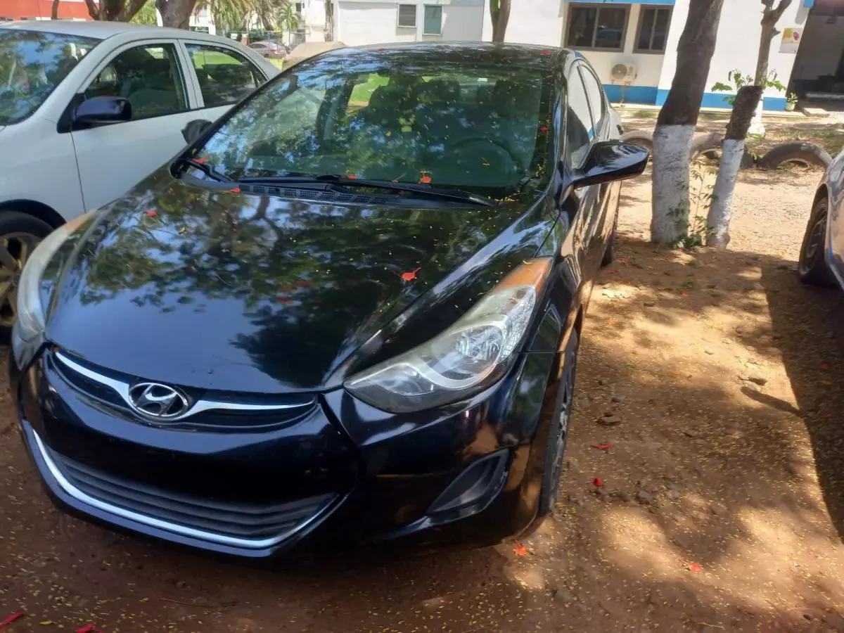 Hyundai Elantra   - 2013