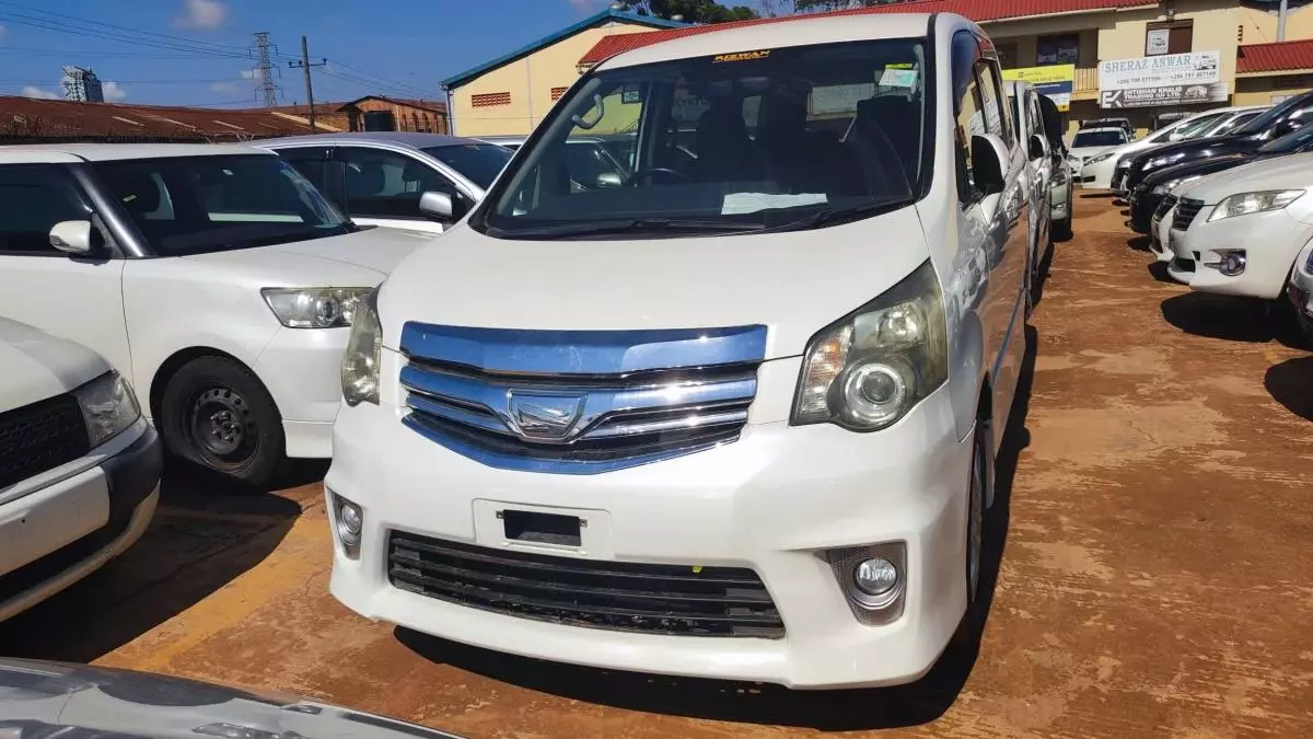 Toyota Noah   - 2010