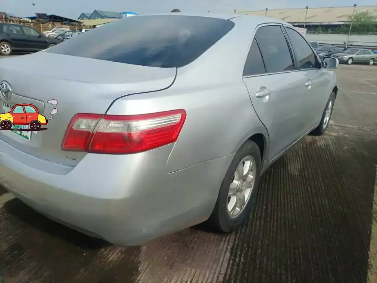 Toyota Camry   - 2009