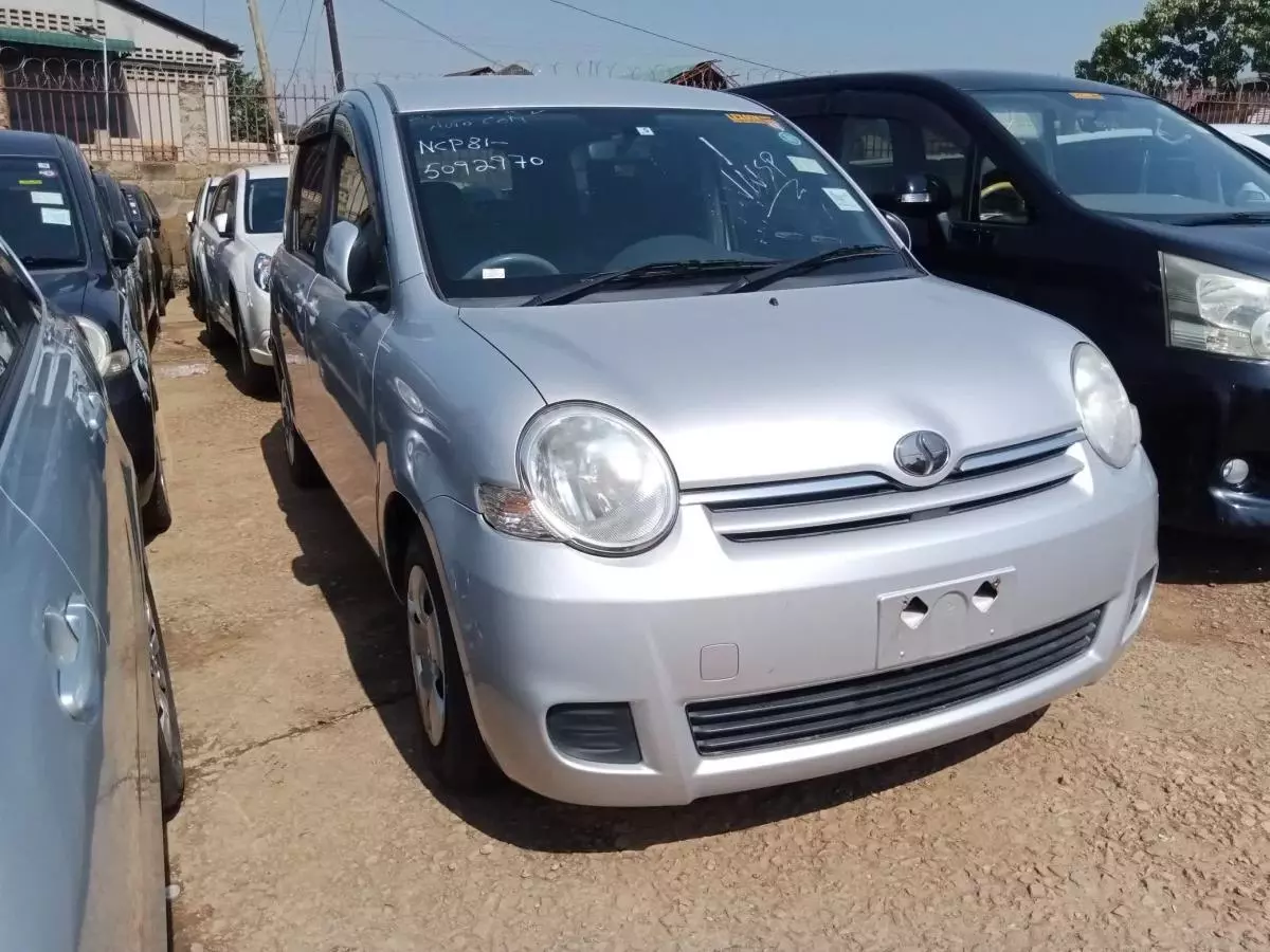 Toyota Sienta   - 2009