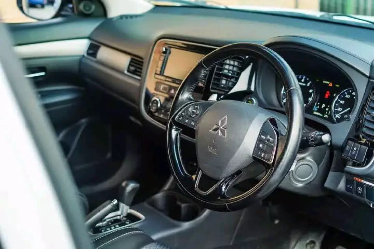 Mitsubishi OUTLANDER   - 2017