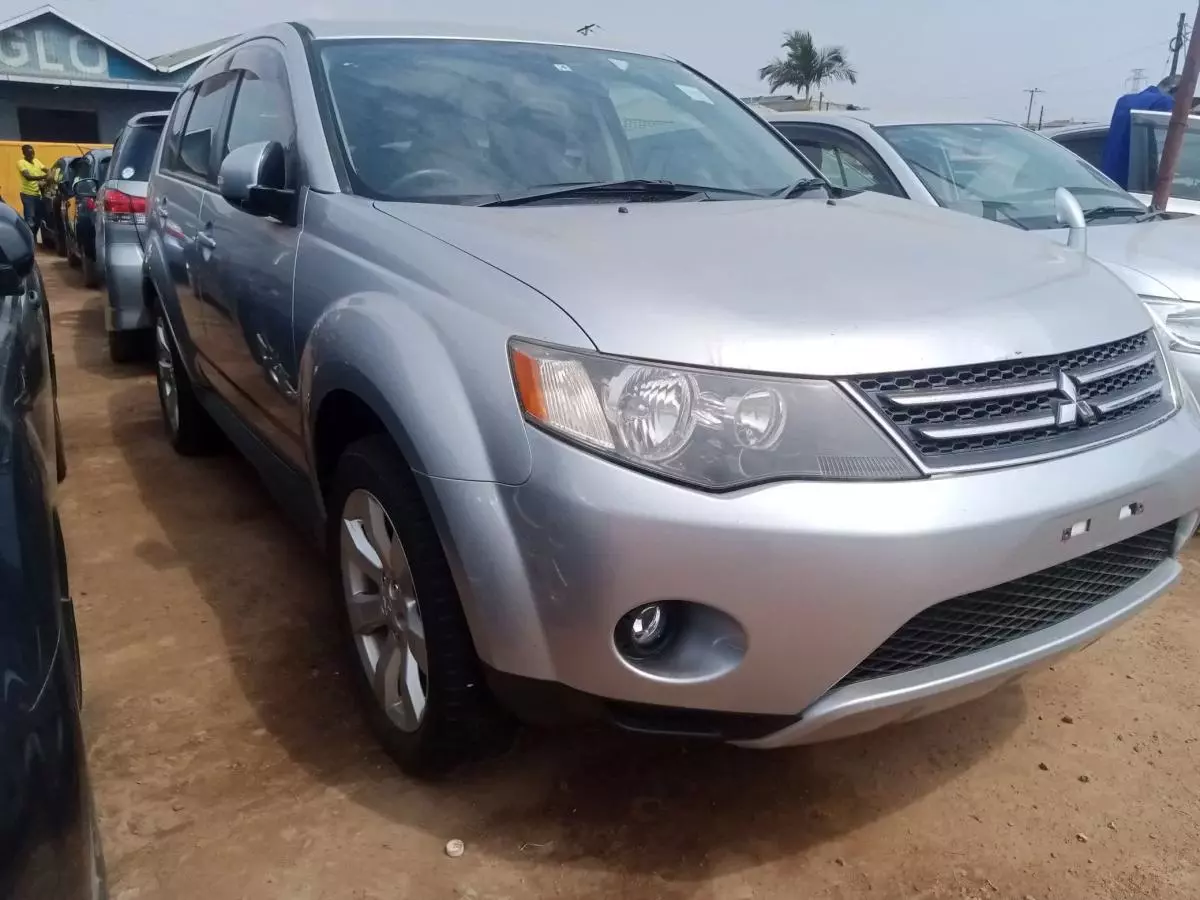 Mitsubishi OUTLANDER   - 2010