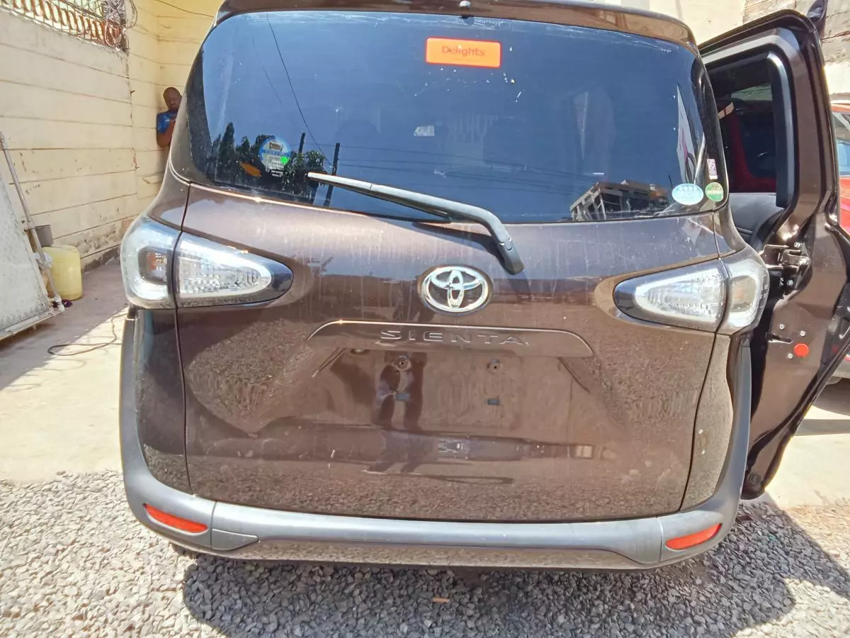 Toyota Sienta   - 2017