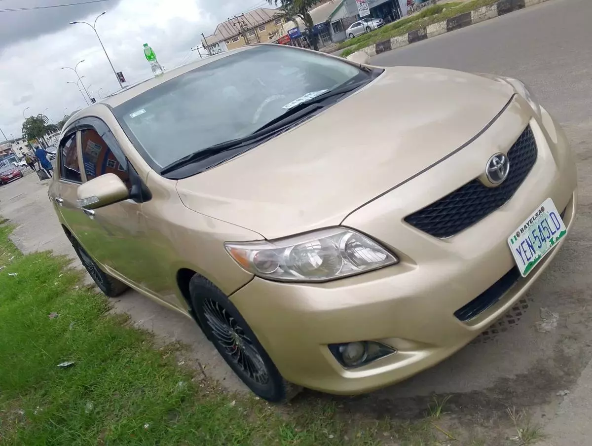 Toyota Corolla   - 2010