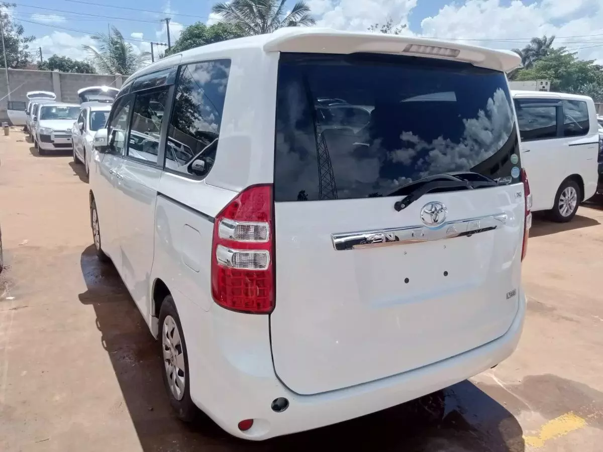 Toyota Noah   - 2012