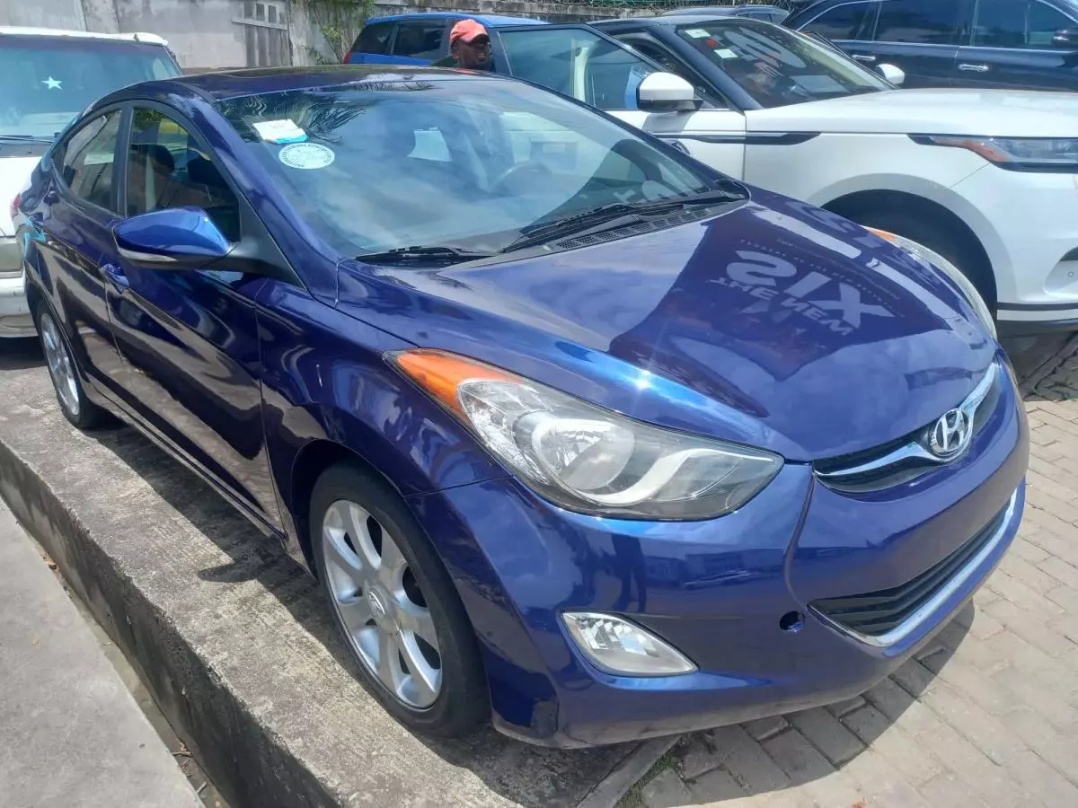 Hyundai Elantra   - 2011