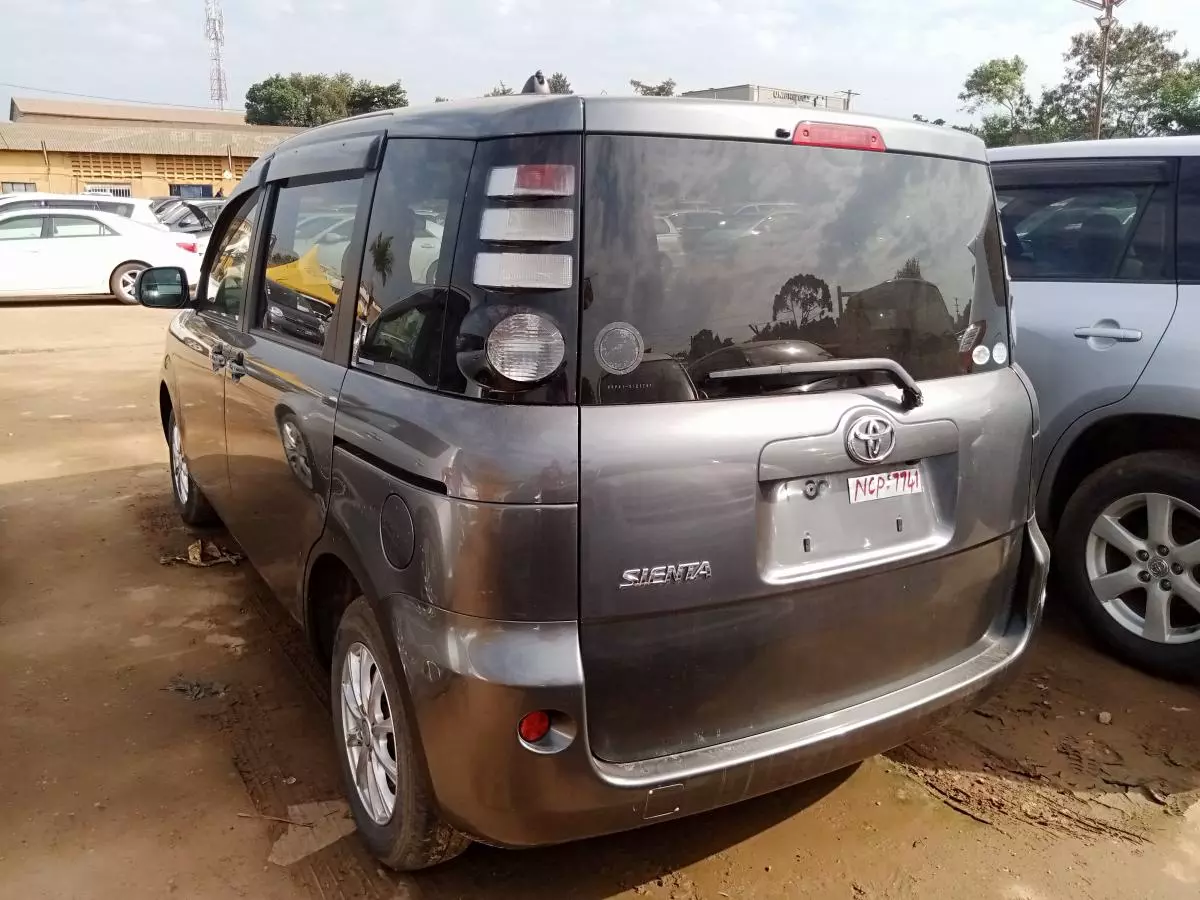 Toyota Sienta   - 2009