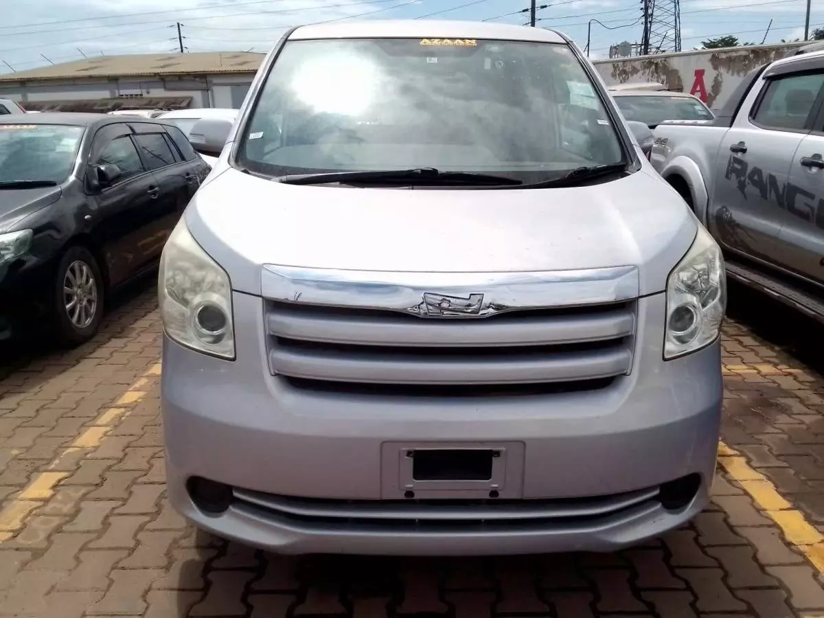 Toyota Noah - 2010
