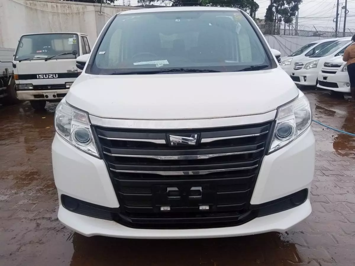 Toyota Noah   - 2015