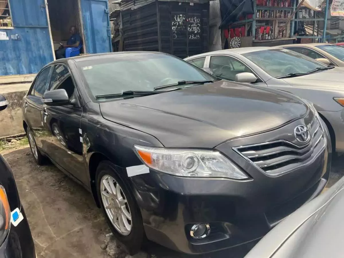 Toyota Camry   - 2010