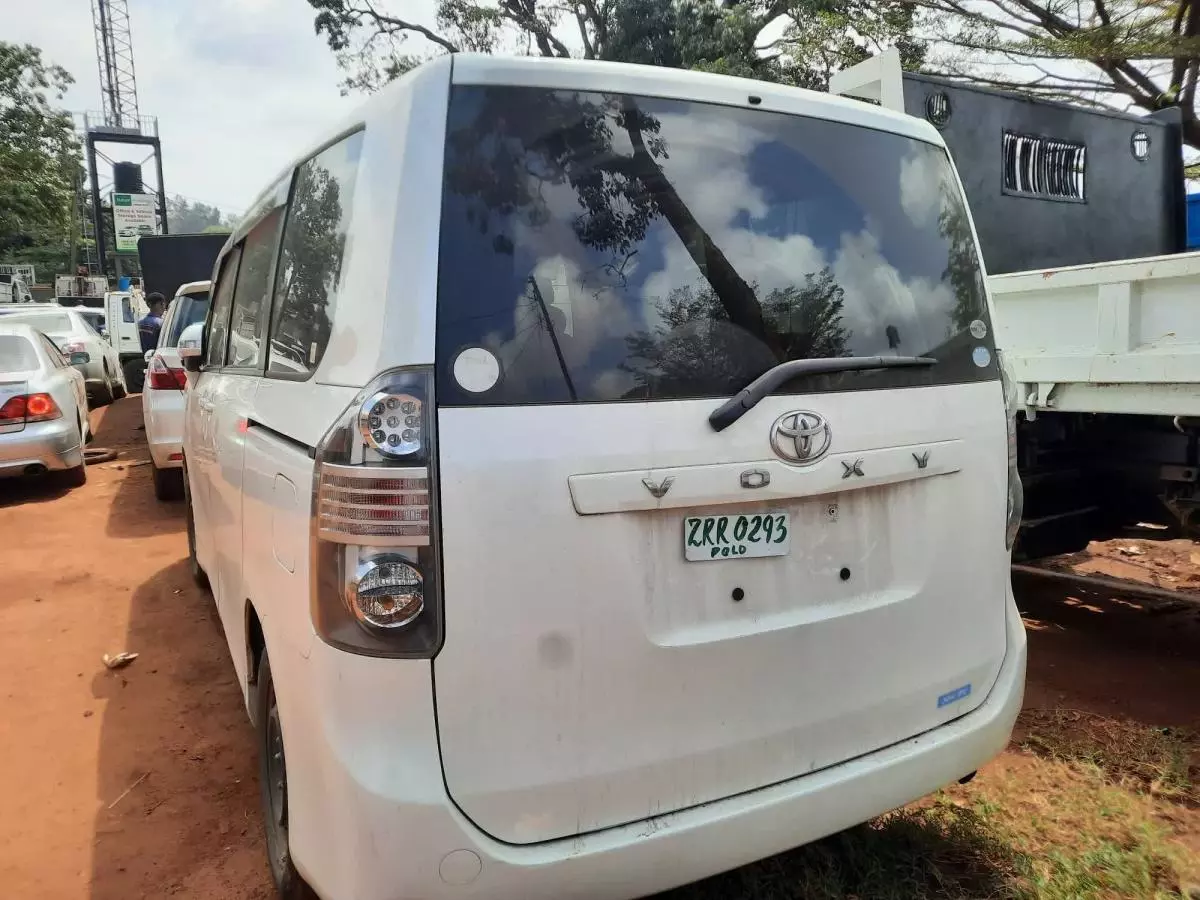 Toyota Voxy    - 2009