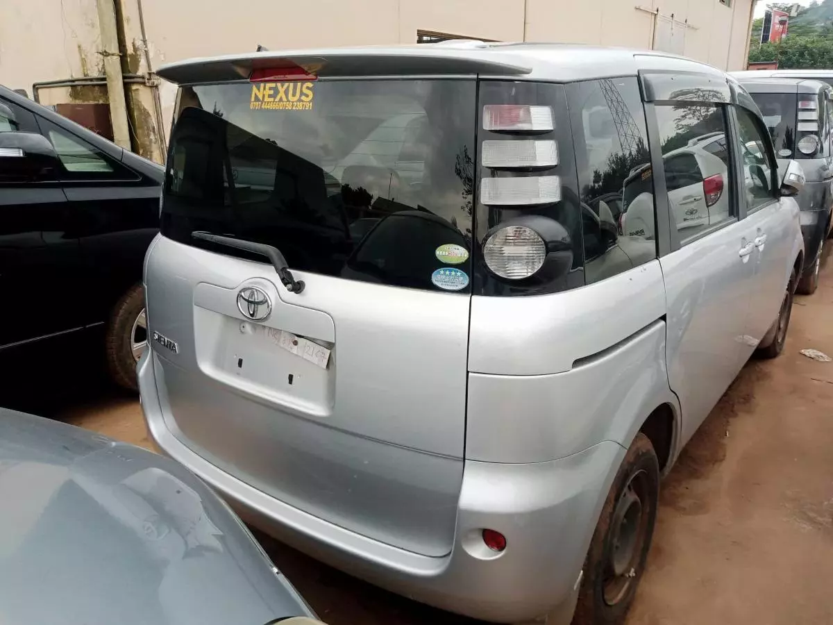 Toyota Sienta - 2009