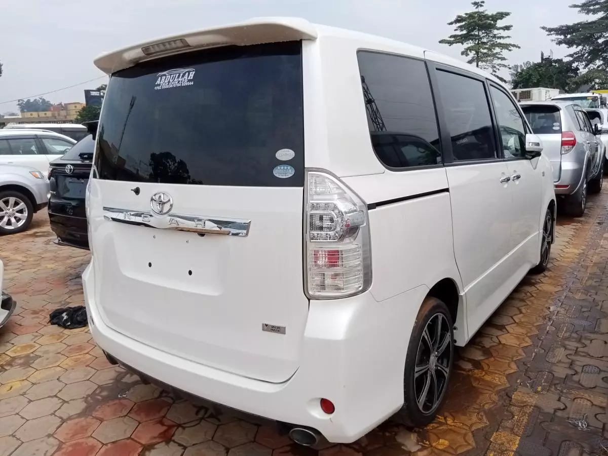 Toyota Noah   - 2011