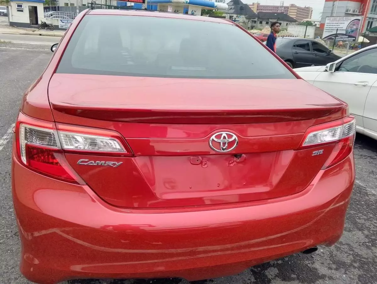 Toyota Camry   - 2012