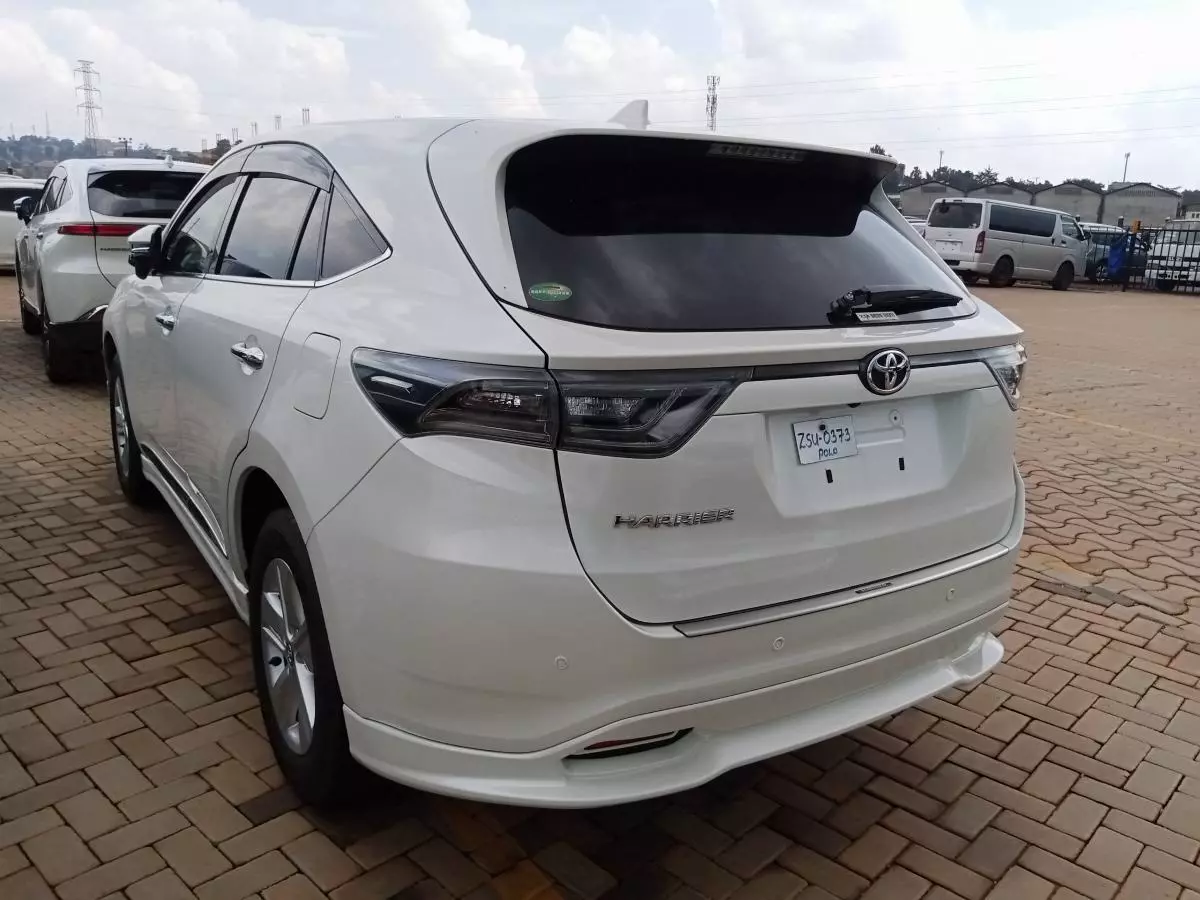 Toyota Harrier   - 2016