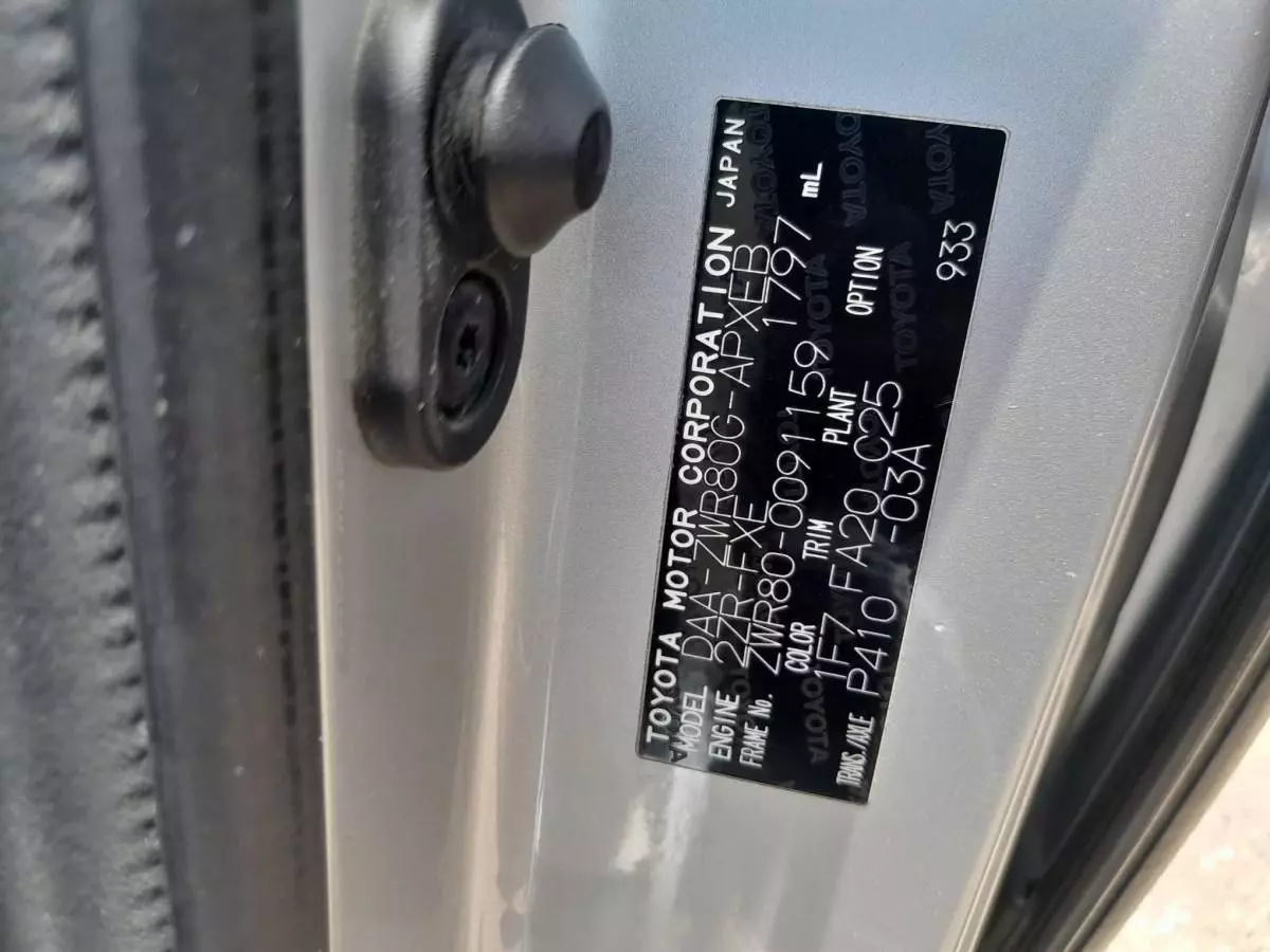 Toyota Noah Hybrid - 2015