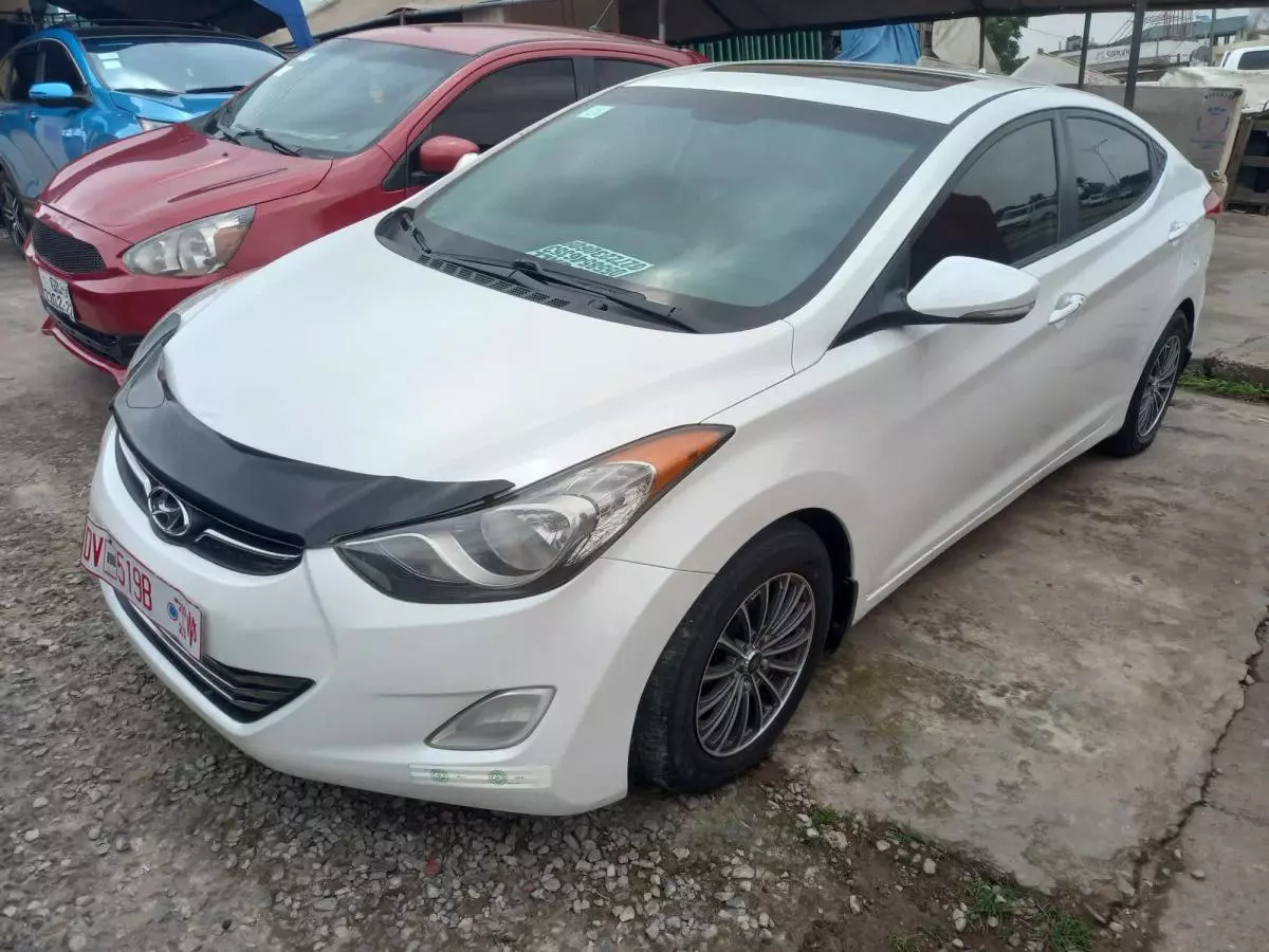 Hyundai Elantra   - 2012