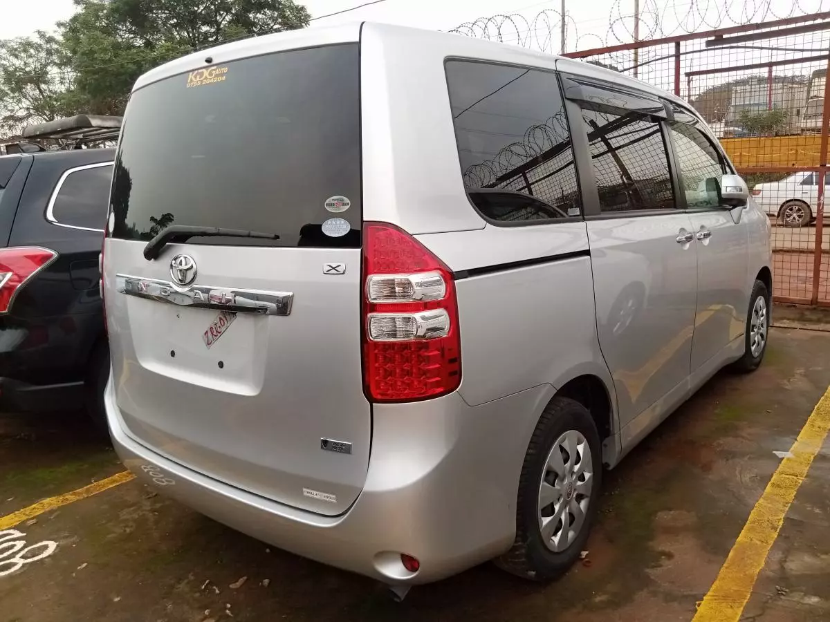 Toyota Noah   - 2011