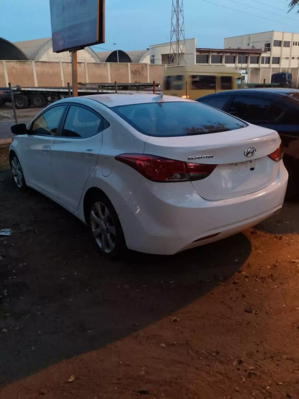 Hyundai Elantra   - 2013