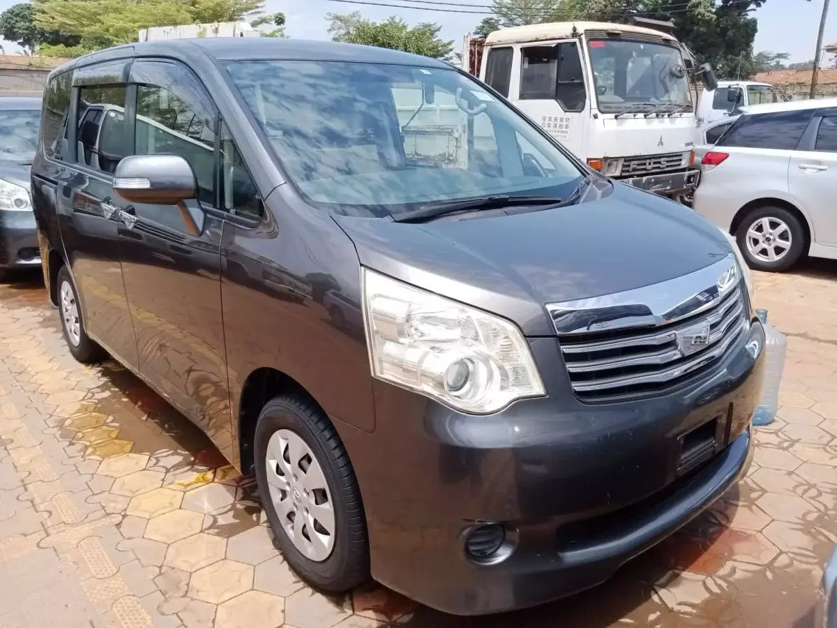 Toyota Noah   - 2009