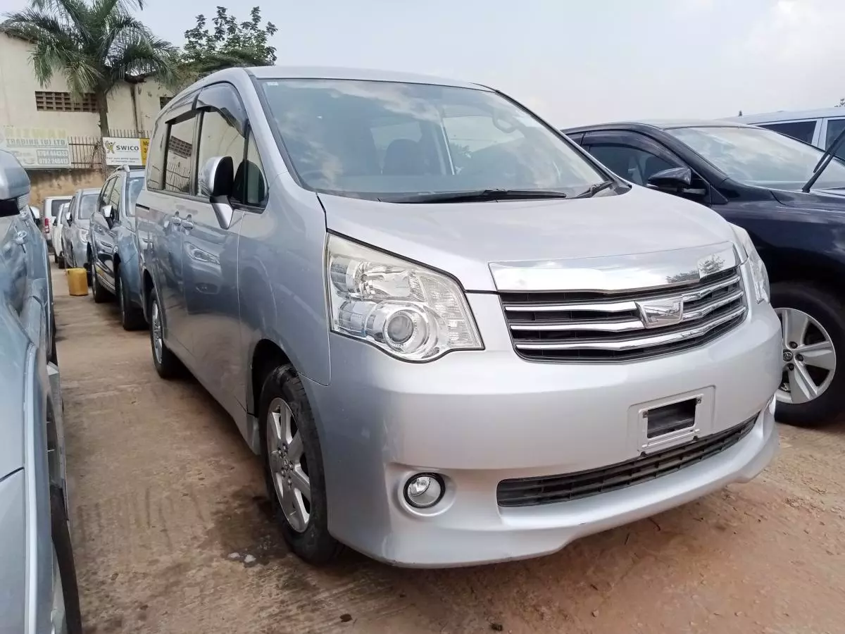 Toyota Noah   - 2012