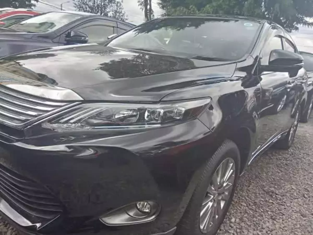 Toyota Harrier   - 2017