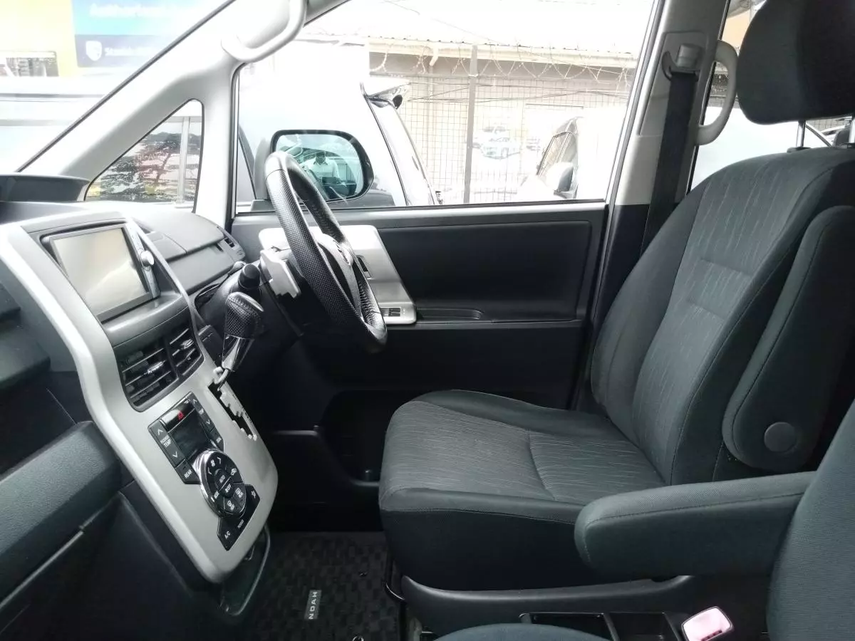 Toyota Noah   - 2012