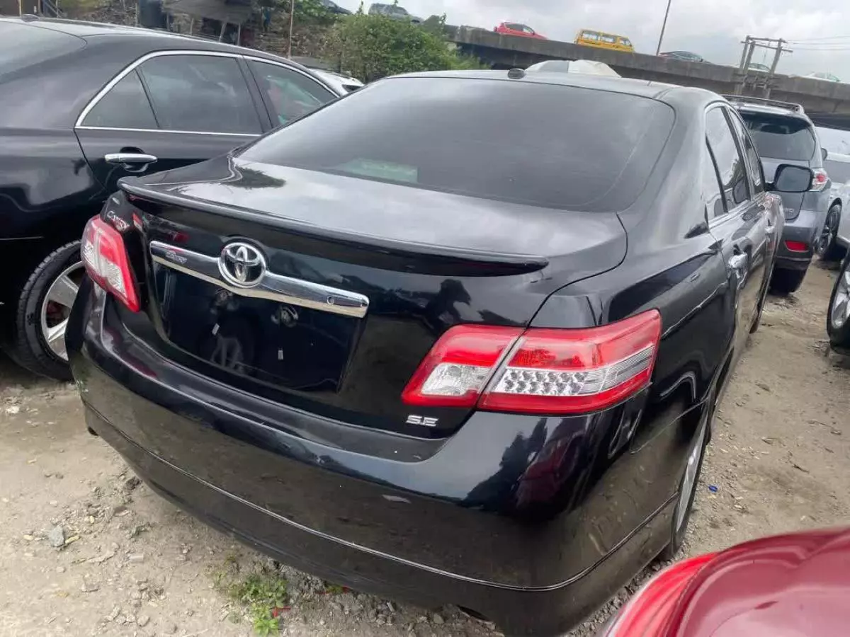 Toyota Camry   - 2011