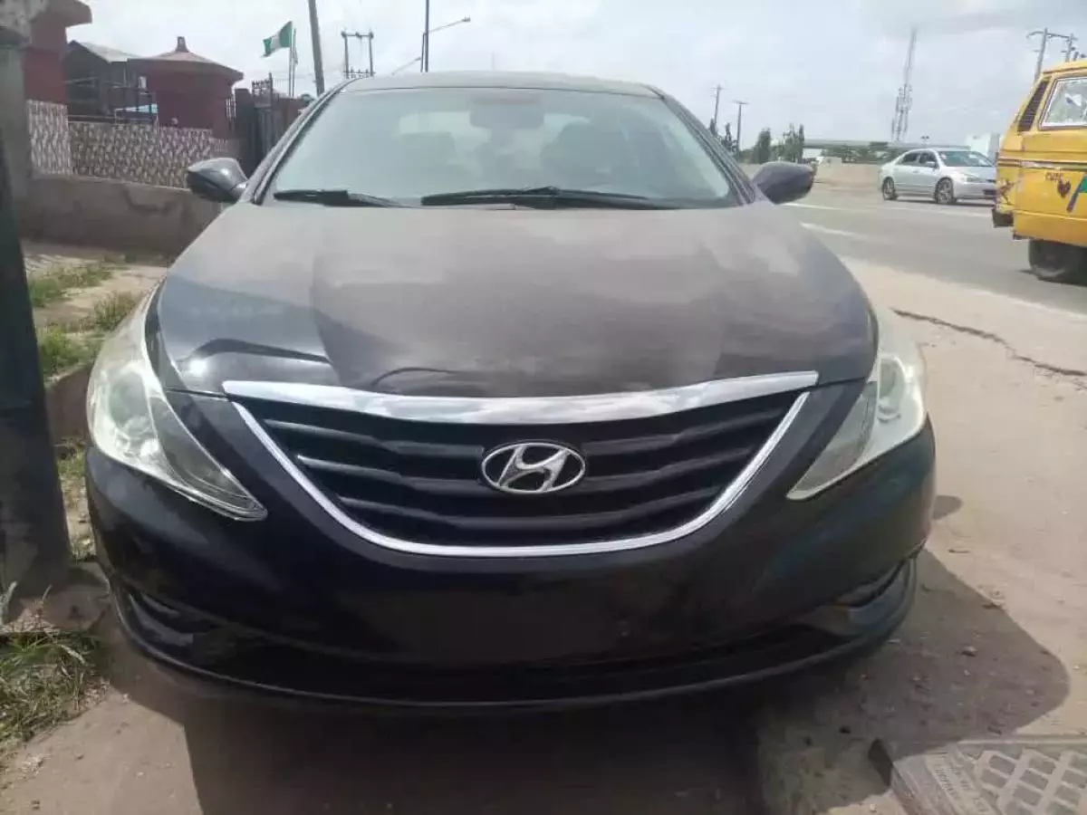 Hyundai Sonata   - 2011