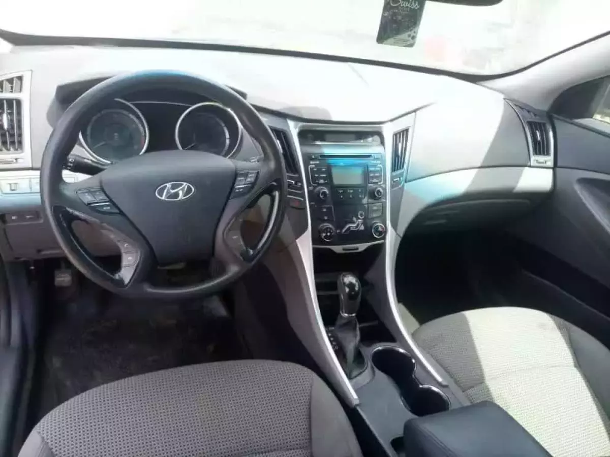 Hyundai Sonata   - 2011