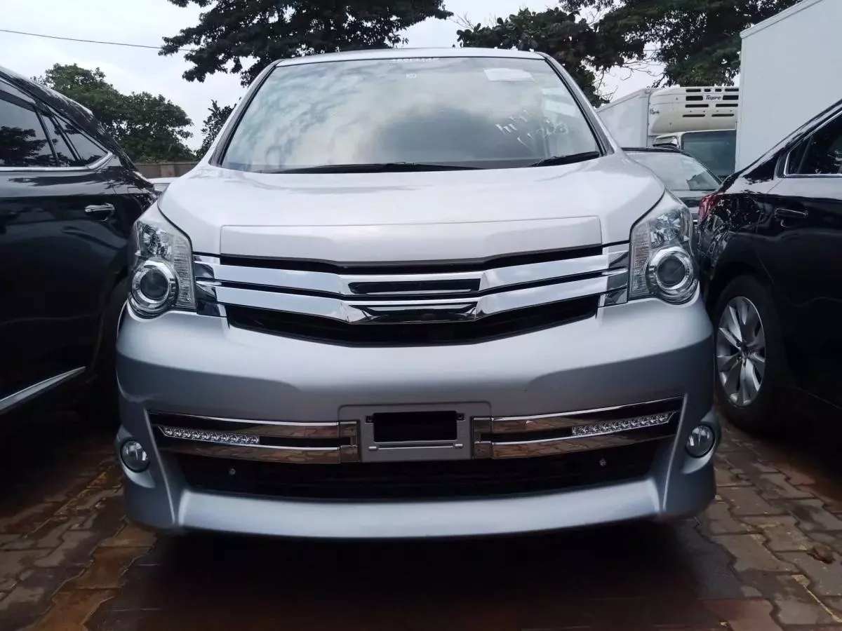 Toyota Noah   - 2011