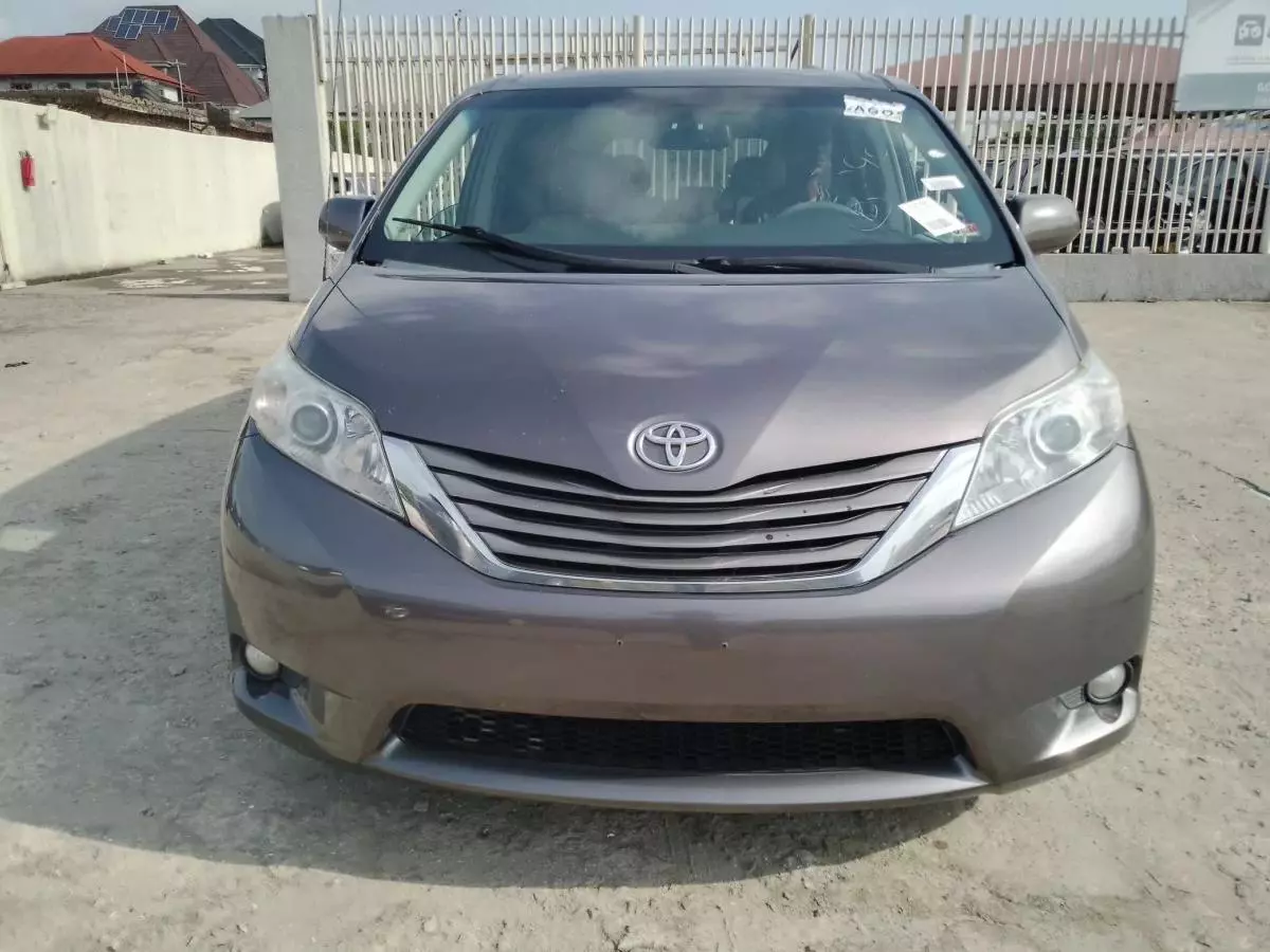 Toyota Sienna   - 2013