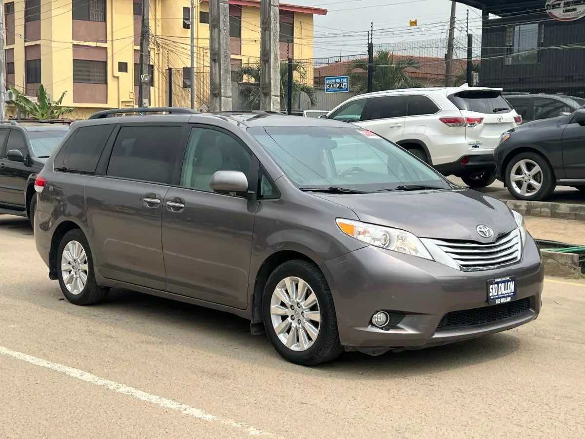 Toyota Sienna   - 2011