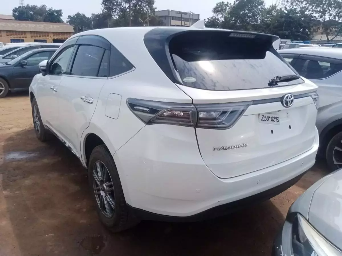 Toyota Harrier   - 2016