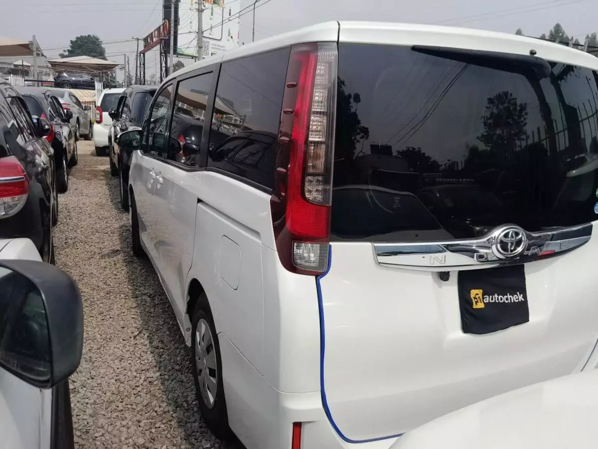 Toyota Noah - 2015