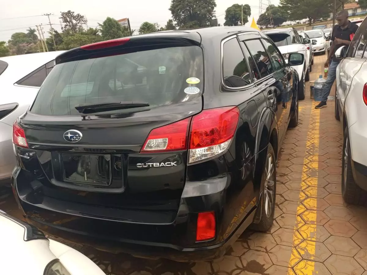 Subaru Outback   - 2011