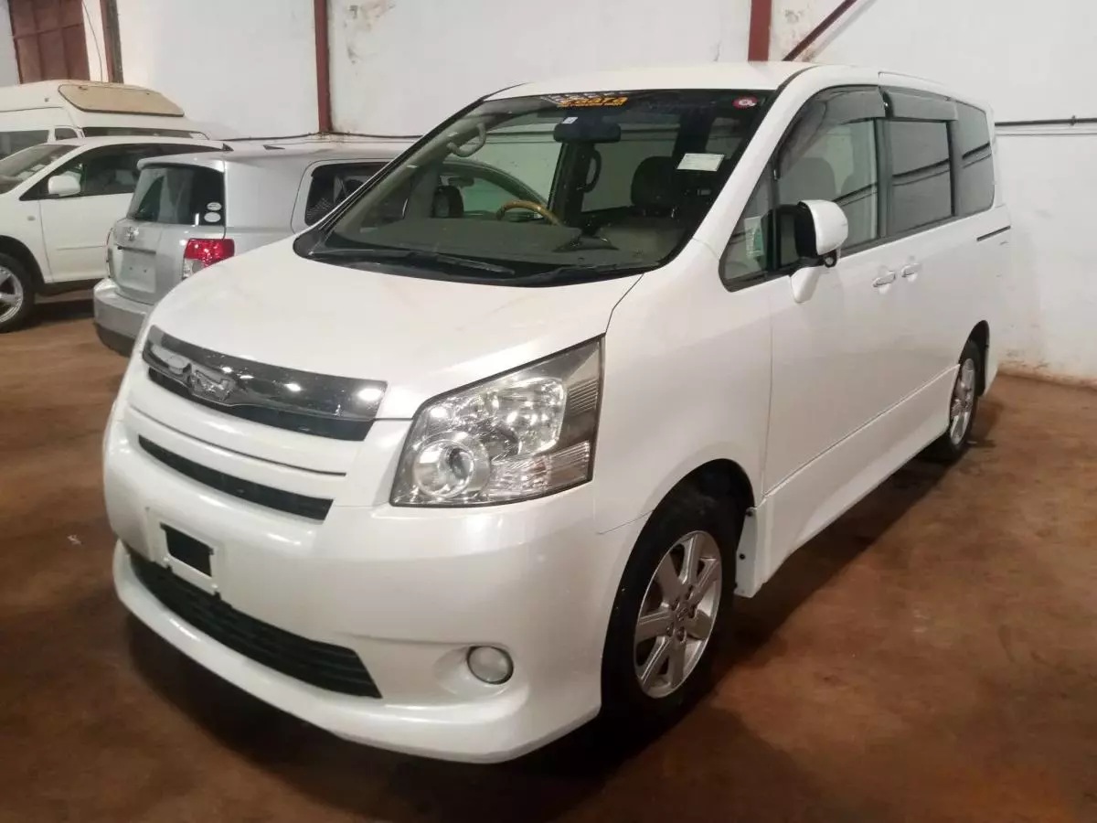 Toyota Noah   - 2009