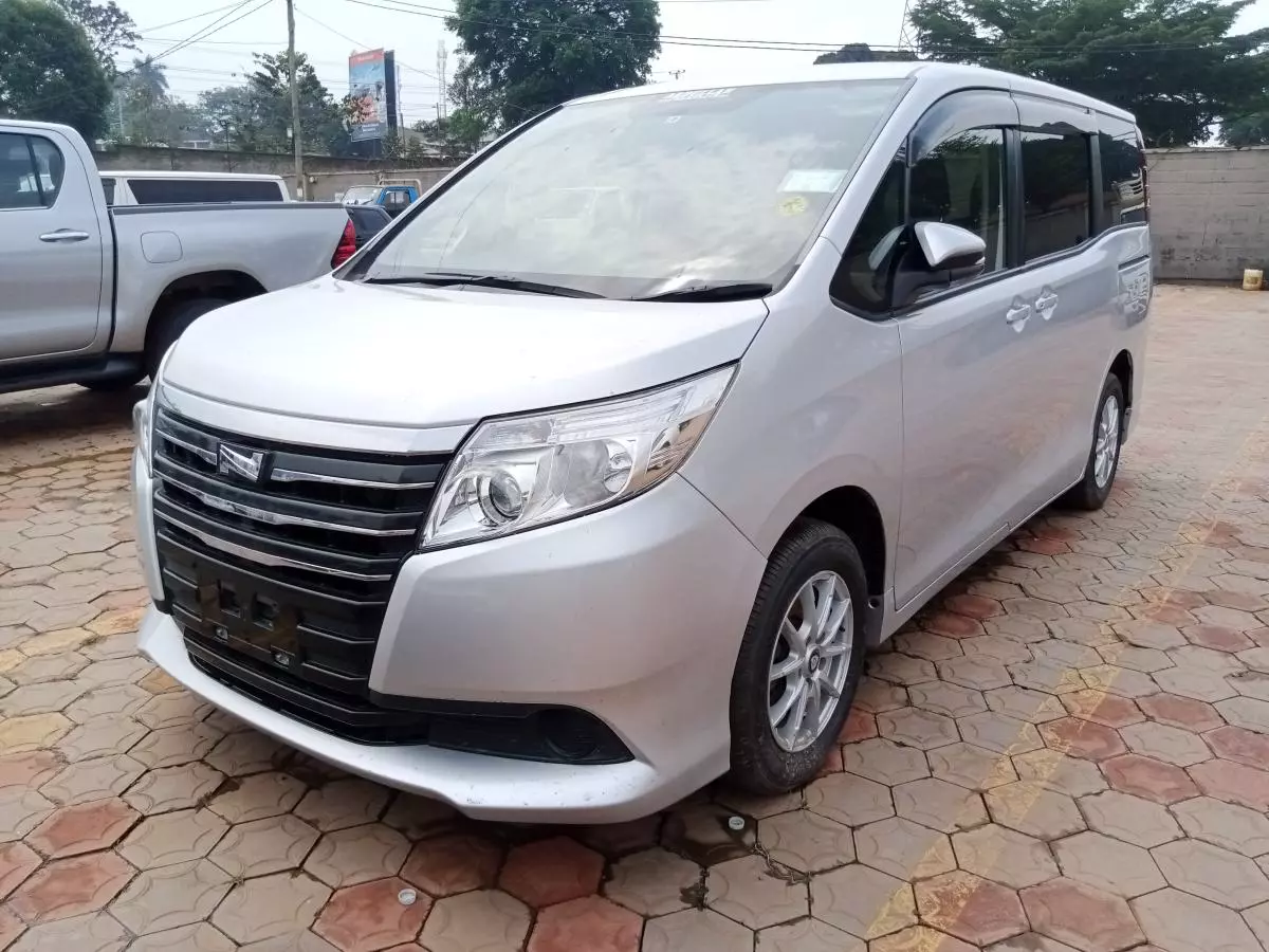 Toyota Noah   - 2014