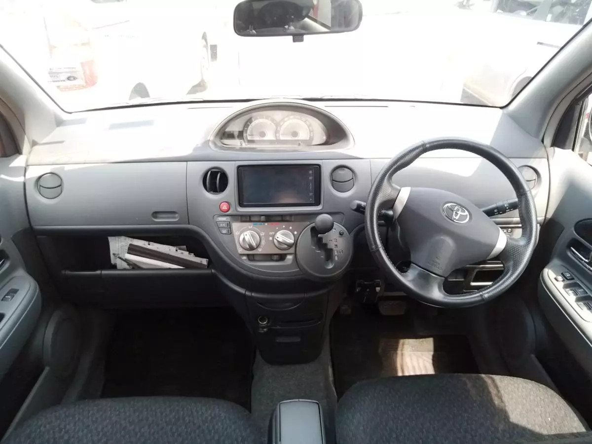 Toyota Sienta   - 2011