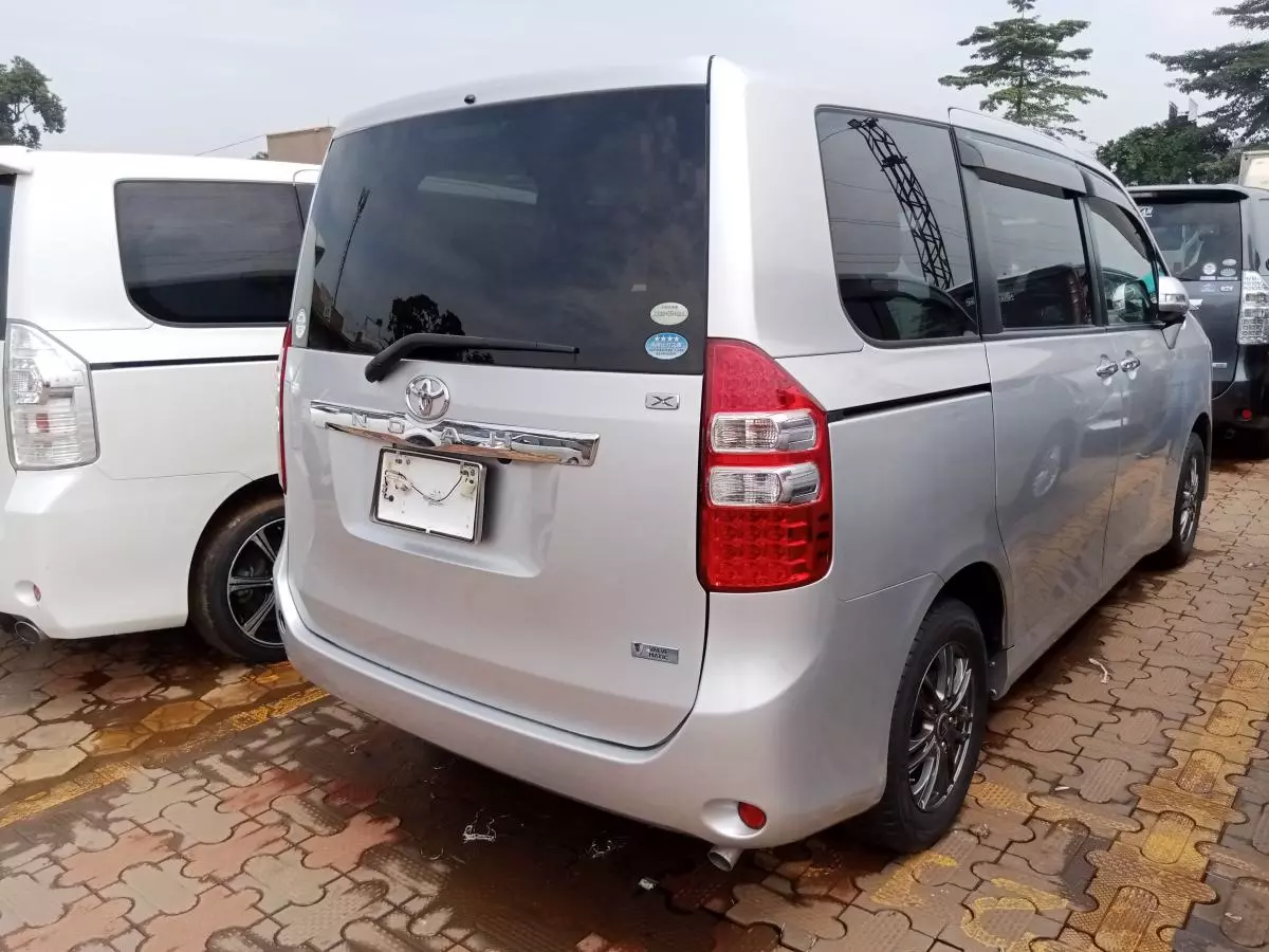 Toyota Noah   - 2009