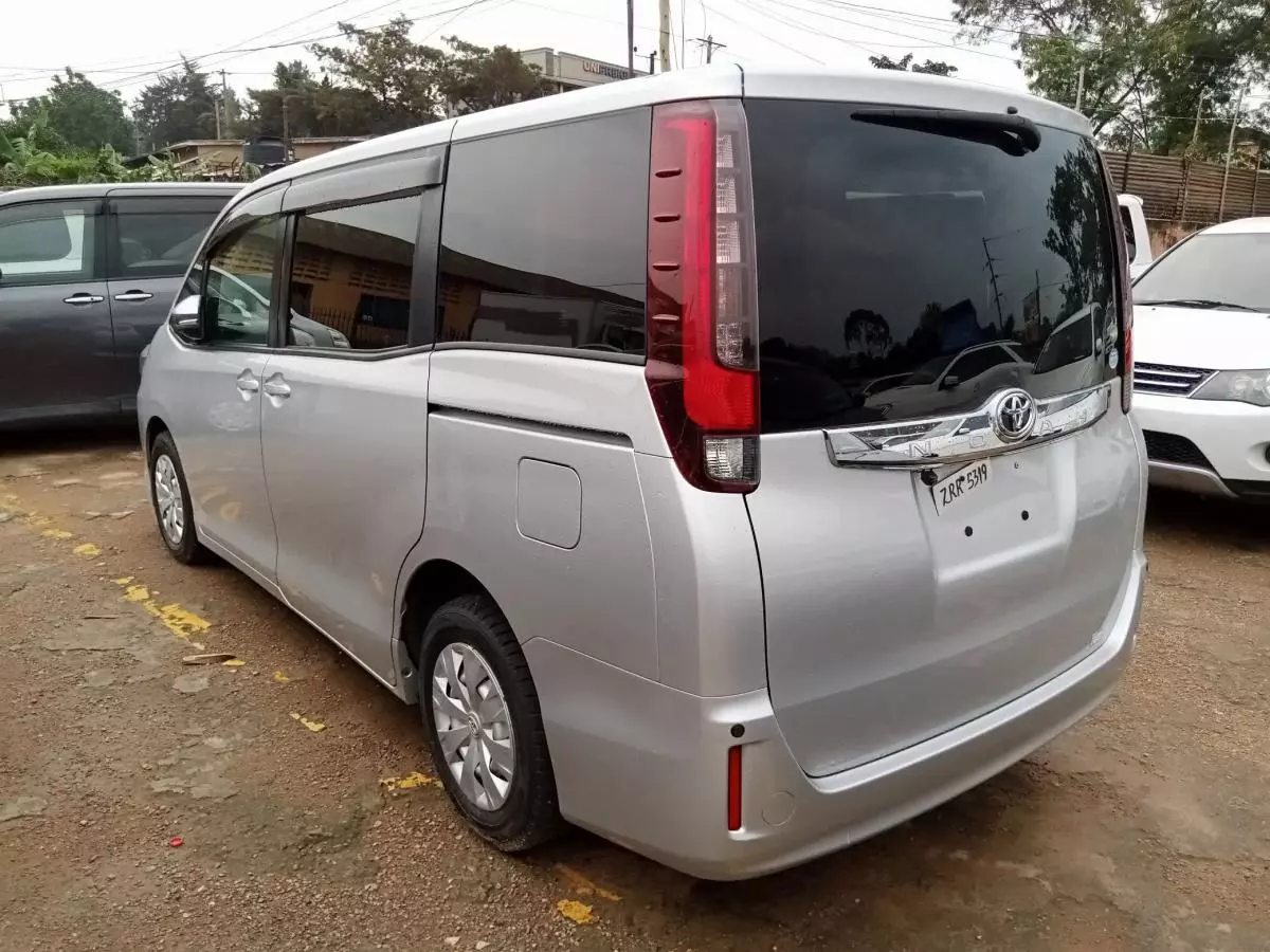 Toyota Noah   - 2015