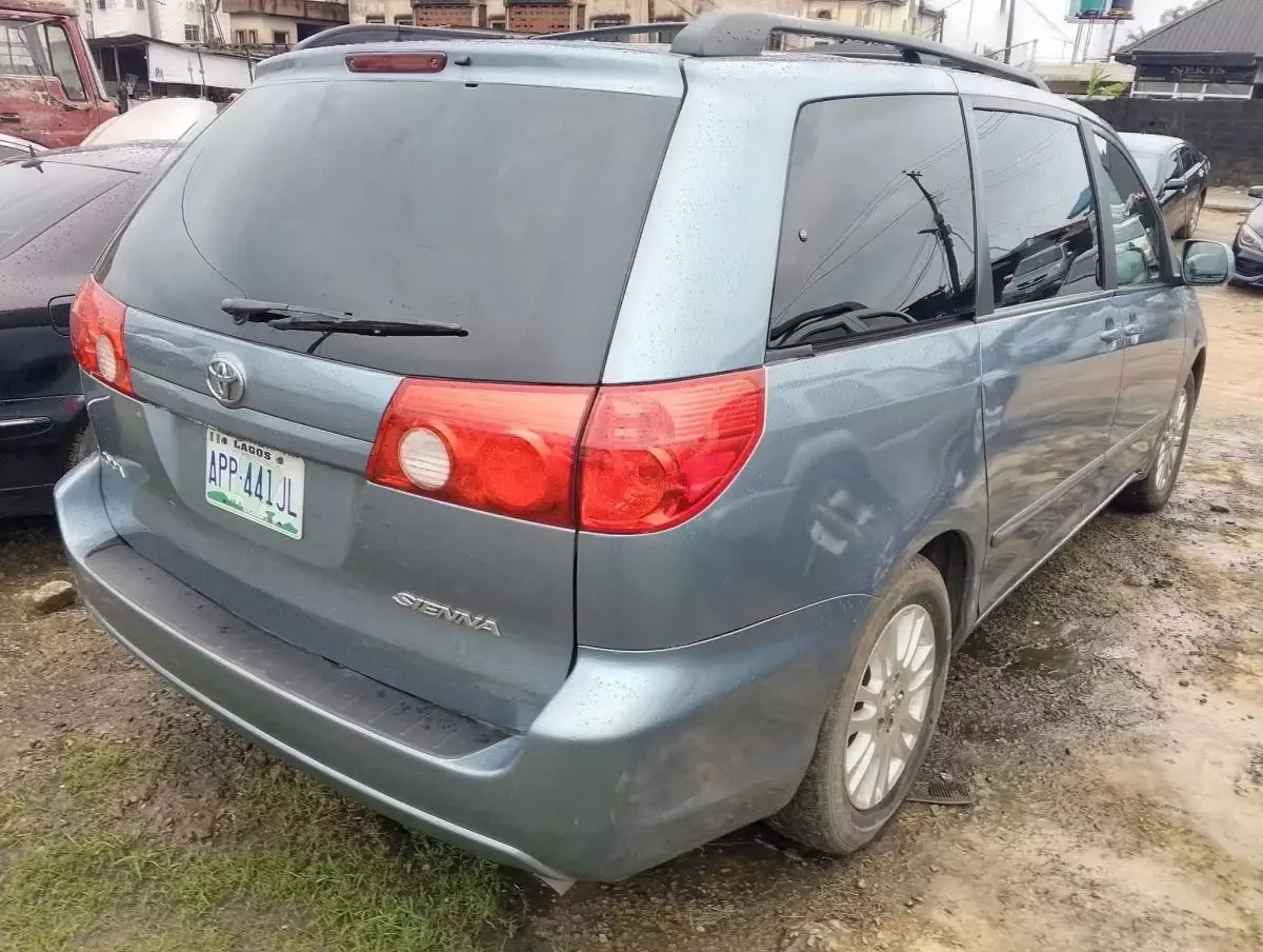 Toyota Sienna   - 2010