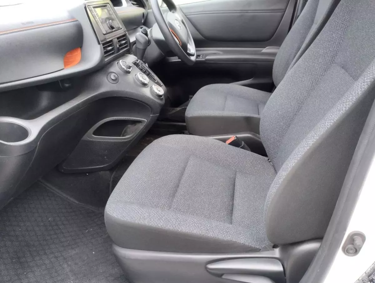 Toyota Sienta - 2016