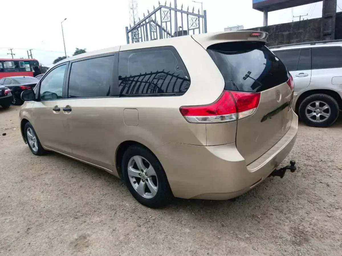 Toyota Sienna   - 2011