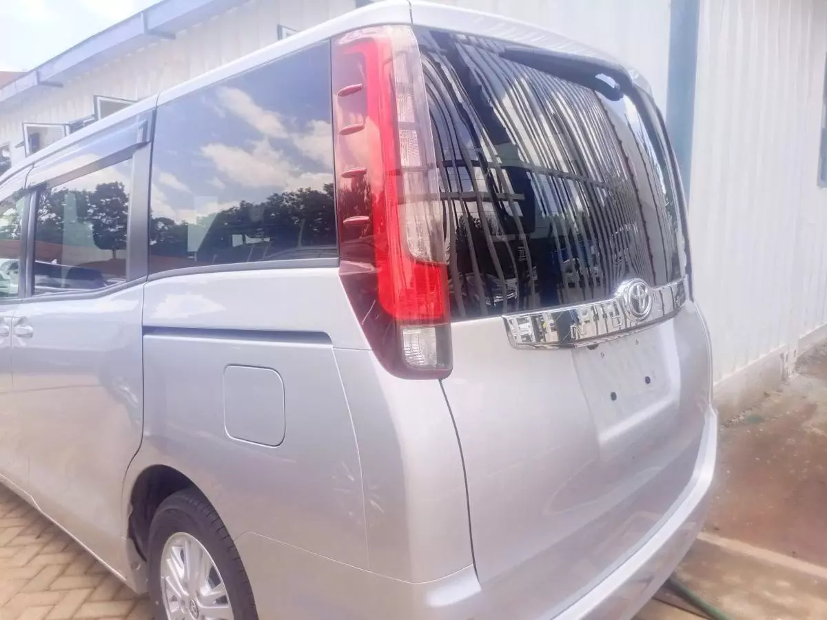 Toyota Noah   - 2016