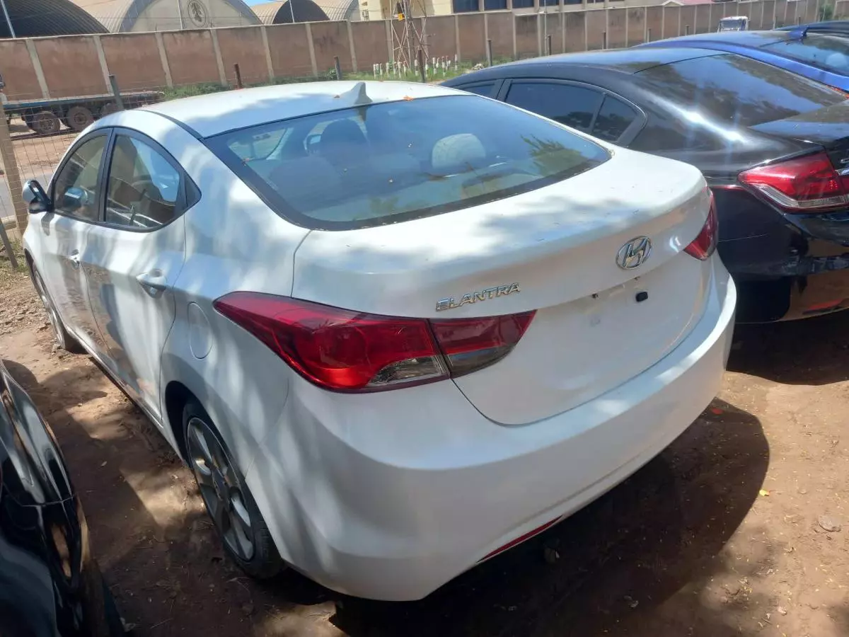 Hyundai Elantra   - 2012