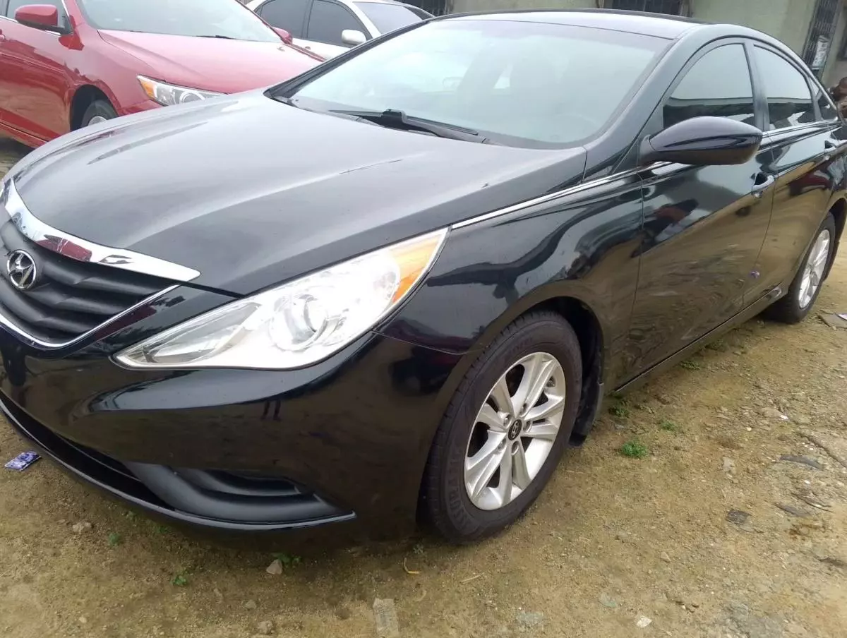 Hyundai Sonata   - 2011