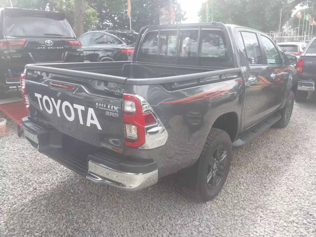 Toyota Hilux   - 2023