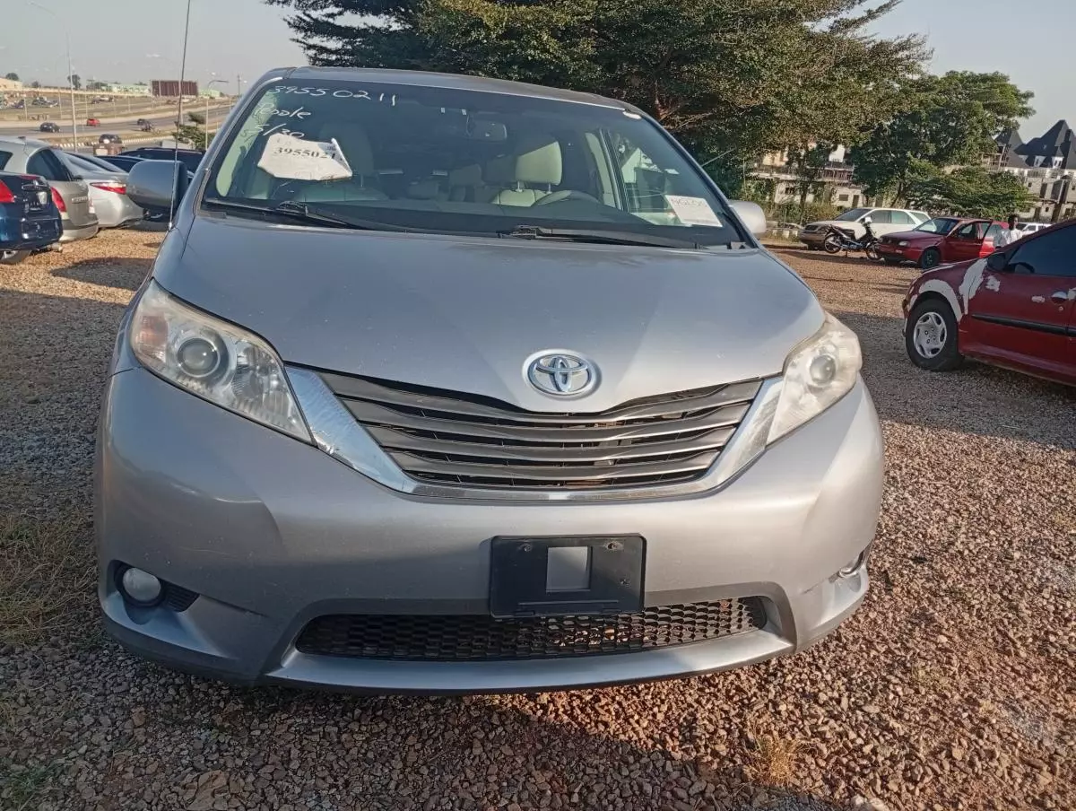 Toyota Sienna   - 2011